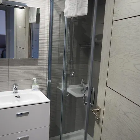 Miramar Holidays Ii Apartment *